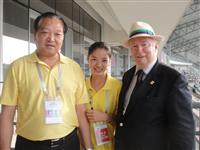 2010年9月—08级员工缪佳在现代五项世界锦标赛上同许海峰和医疗监督Joseph