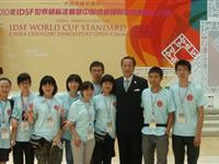 2010年8月—员工党员右二（2008级叶海涛）、右五（2007级王玉镇）与我系其它志愿者在国际舞蹈大赛